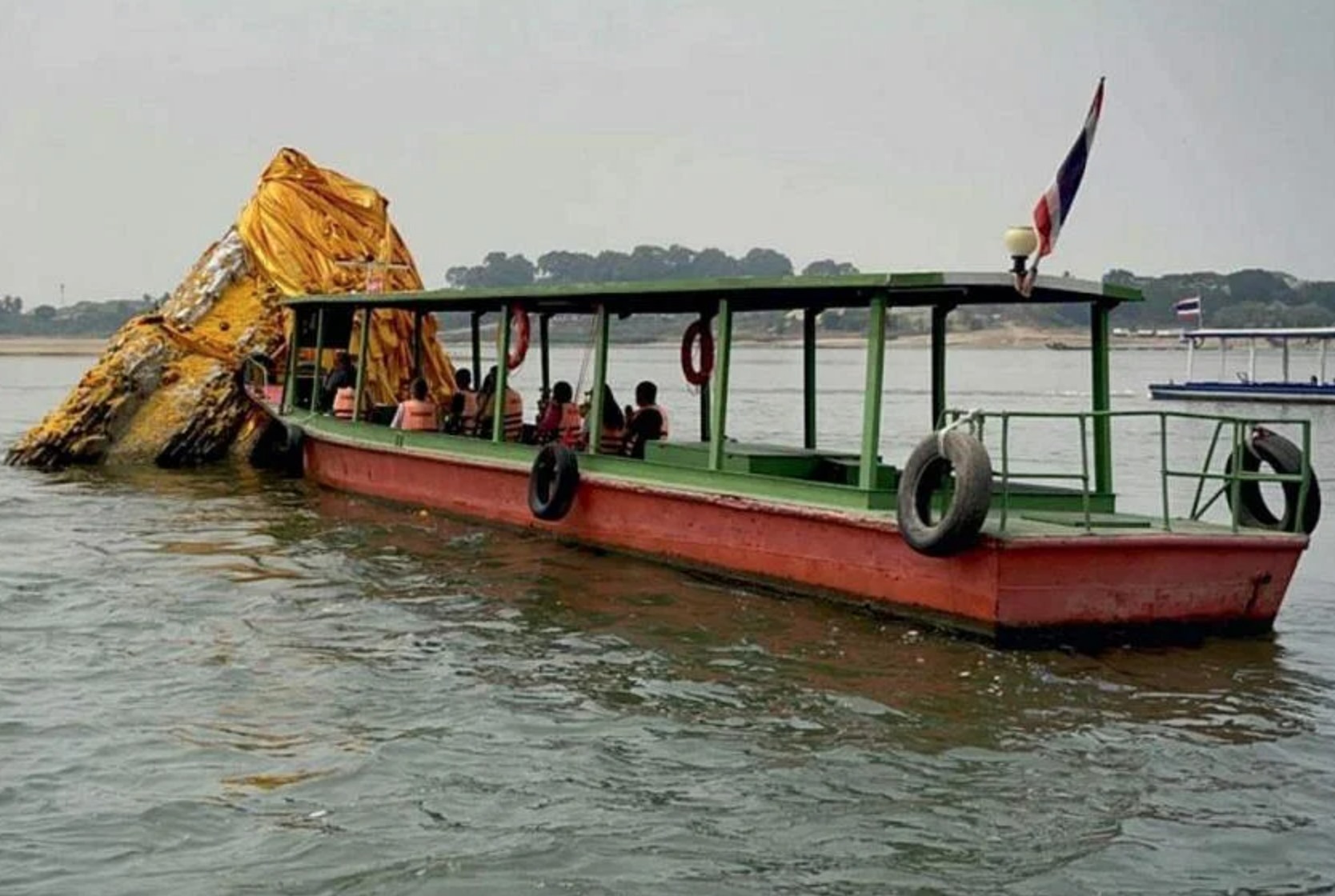 Phật tháp cổ linh thiêng bất ngờ nổi lên giữa sông Mekong