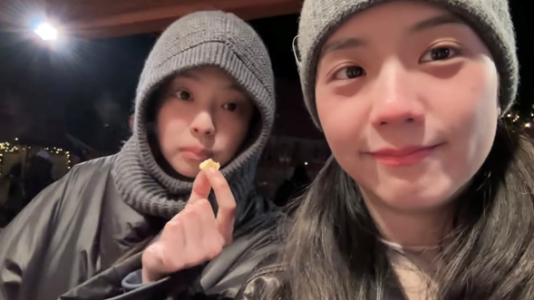 Jisoo và Jennie thưởng thức ẩm thực đường phố ở Berlin.