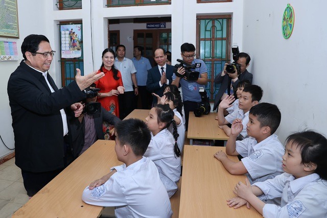 Thủ tướng Phạm Minh Chính trò chuyện với trẻ khuyết tật tại Trung tâm bảo trợ xã hội tỉnh Hải Dương. Ảnh: VGP/Nhật Bắc