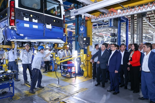 Thủ tướng tham gia dây chuyền sản xuất, lắp ráp của Ford Việt Nam. Ảnh VGP/Nhật Bắc