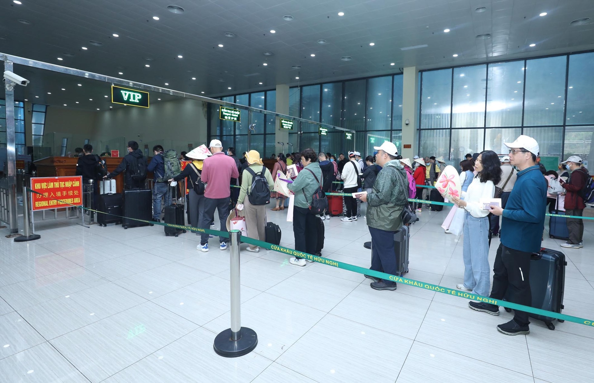 Đoàn khách du lịch Trung Quốc đầu tiên năm 2023 với số lượng 124 người sang Việt Nam qua Cửa khẩu quốc tế Hữu Nghị.