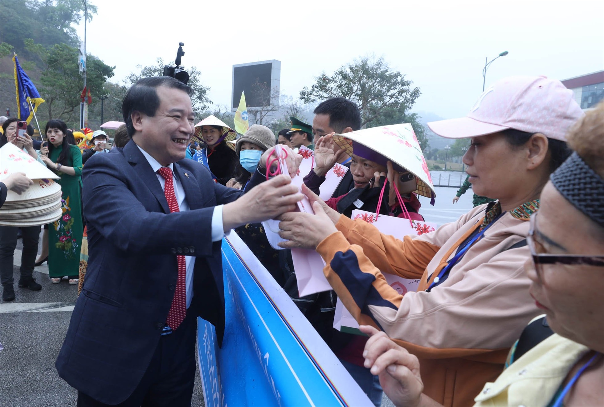 Ông Nguyễn Phúc Hà - Giám đốc Sở Văn hoá - Thể thao và Du lịch tỉnh Lạng Sơn tặng quà cho người du lịch Trung Quốc.