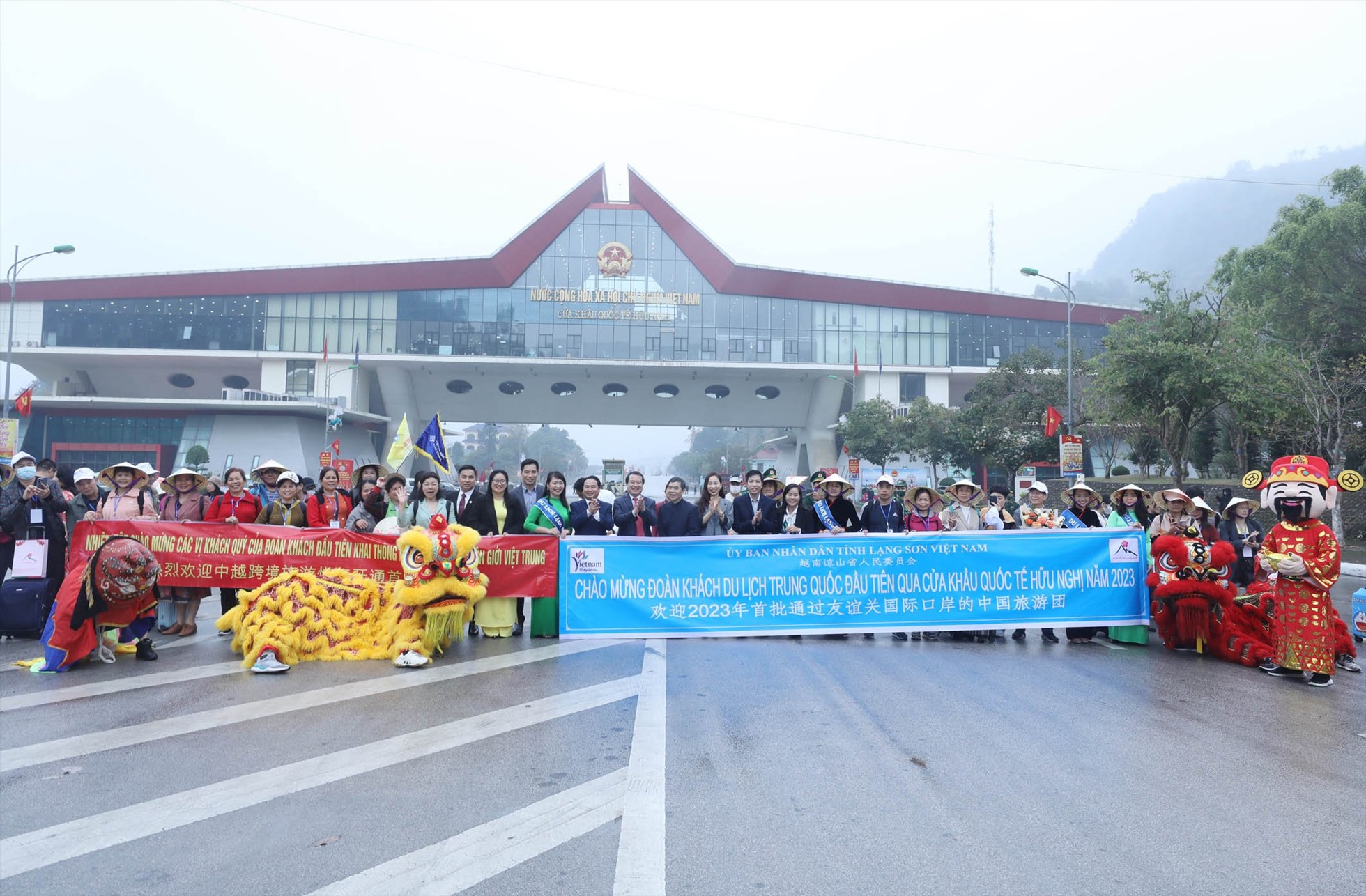 Đoàn khách du lịch Trung Quốc đầu tiên năm 2023 với số lượng 124 người sang Việt Nam qua Cửa khẩu quốc tế Hữu Nghị chụp ảnh chung với đoàn đón của tỉnh Lạng Sơn và Tổng cục Du lịch Việt Nam.