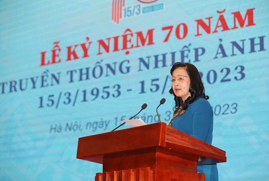 Chủ tịch Hội Nghệ sĩ Nhiếp ảnh Việt Nam Trần Thị Thu Đông đọc diễn văn kỷ niệm. Ảnh: TTXVN