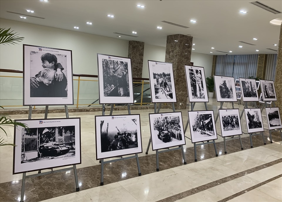 Một số tác phẩm Nhiếp ảnh được trưng bày nhân kỷ niệm 70 năm ngày truyền thống Nhiếp ảnh Việt Nam. Ảnh: Chí Long