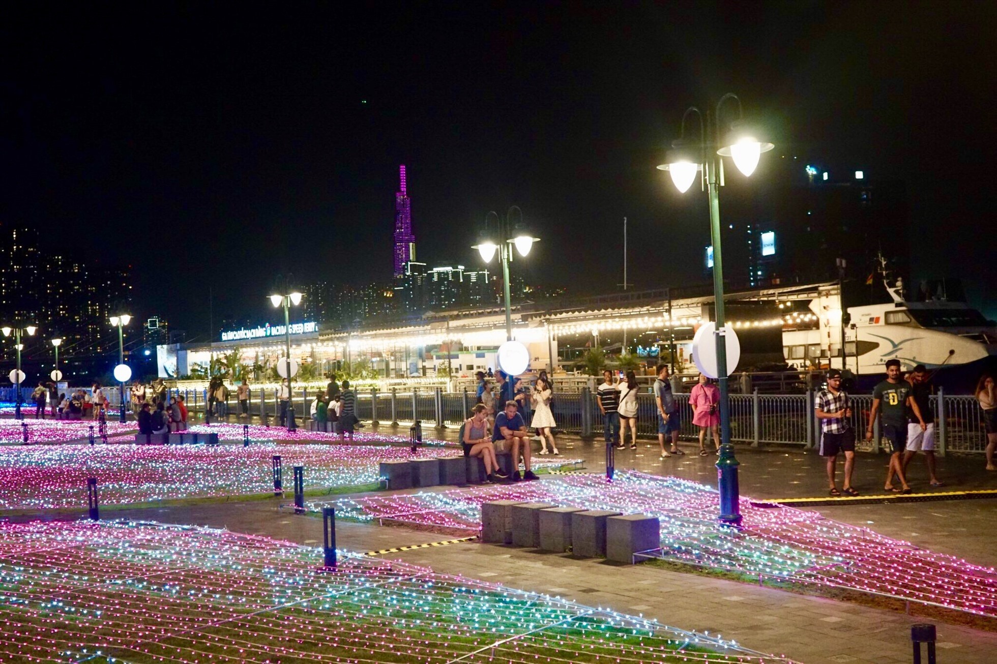 Tối ngày 15.3, UBND TPHCM phối hợp với BTC phía Nhật Bản tổ chức Hoạt động trang trí đèn nghệ thuật ánh sáng với 500.000 đèn LED tại Công viên bến Bạch Đằng, Quận 1, TPHCM. Đây là một trong số các hoạt động chào mừng kỷ niệm 50 năm quan hệ ngoại giao Việt Nam – Nhật Bản trong khuôn khổ Lễ hội Việt Nam – Nhật Bản lần thứ 8. Lễ hội ánh sáng được diễn ra từ ngày 15.3 (Thứ 4) đến 16.4 (Chủ Nhật).