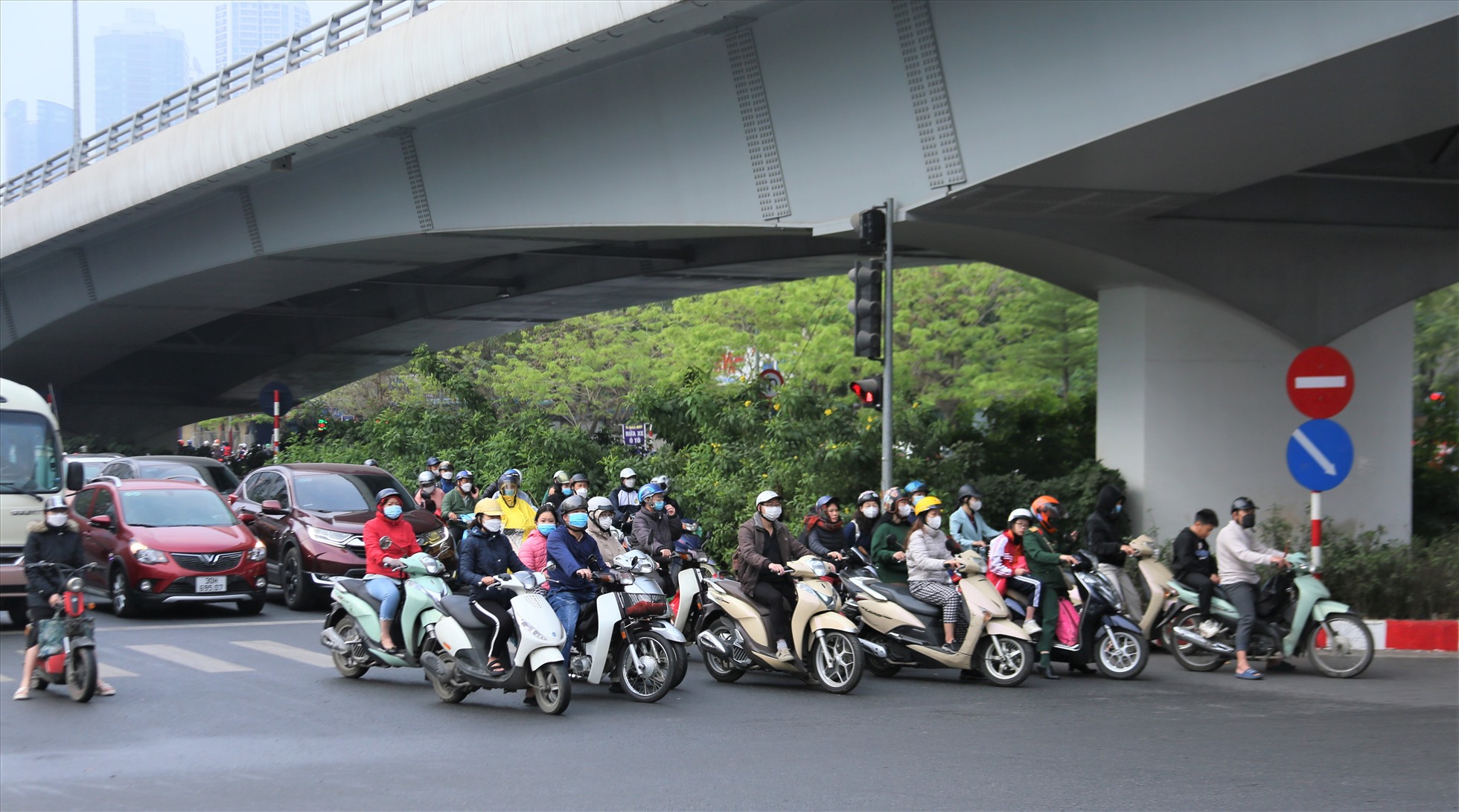 Theo ghi nhận, tại đường Hoàng Quốc Việt (Cầu Giấy, Hà Nội), nhiều vạch kẻ đường bị các phương tiện giao thông dừng đèn đỏ chắn ngang.