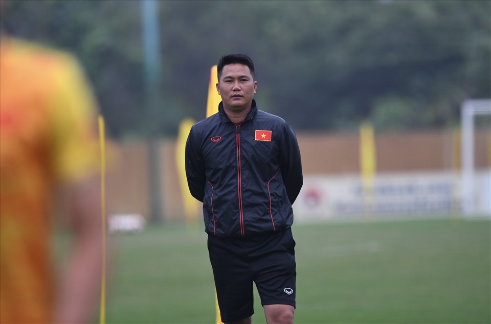 Cựu trung vệ Mai Xuân Hợp được ông Troussier tin tưởng với vai trò trợ lý huấn luyện viên U23 Việt Nam. Ảnh: Trường Giang