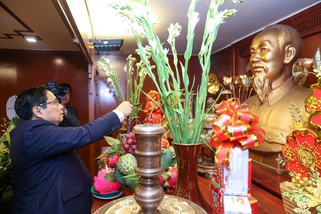 Thủ tướng Phạm Minh Chính và đoàn công tác dâng hương tưởng nhớ Chủ tịch Hồ Chí Minh - Ảnh: VGP/Nhật Bắc