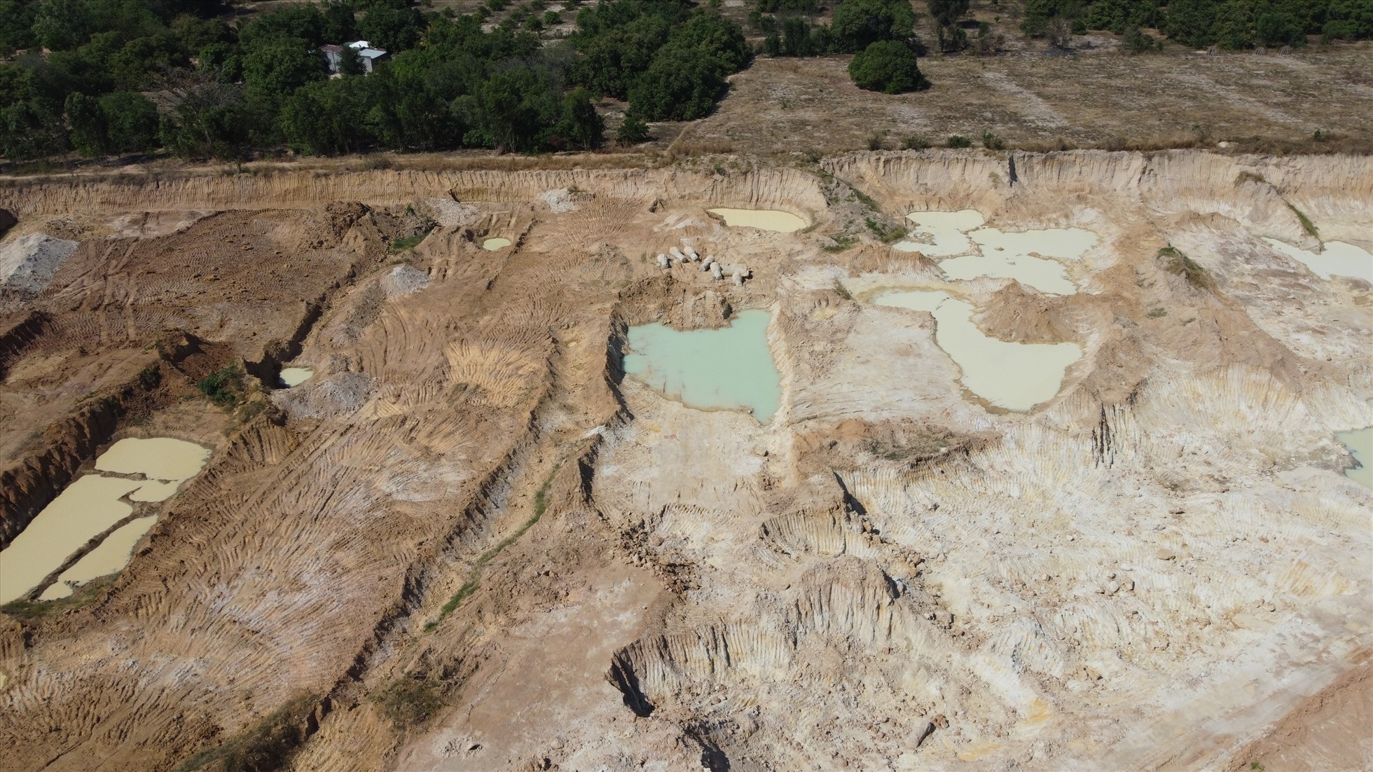 Mỏ Hòn Lúp là 1 trong 6 mỏ khoáng sản chờ được gia hạn để khai thác phục vụ thi công cao tốc Vĩnh Hảo-Phan Thiết. Ảnh: Duy Tuấn