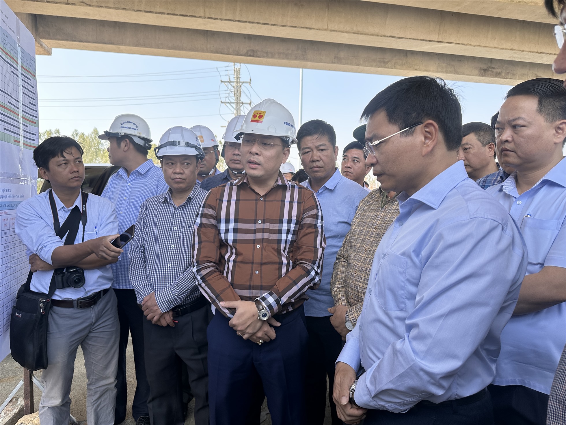 Đoàn công tác của Bộ trưởng Giao thông Vận tải Nguyễn Văn Thắng đi kiểm tra 2 dự án cao tốc Dầu Giây-Phan Thiết và Vĩnh Hảo-Phan Thiết ngày 15.3. Ảnh: Duy Tuấn