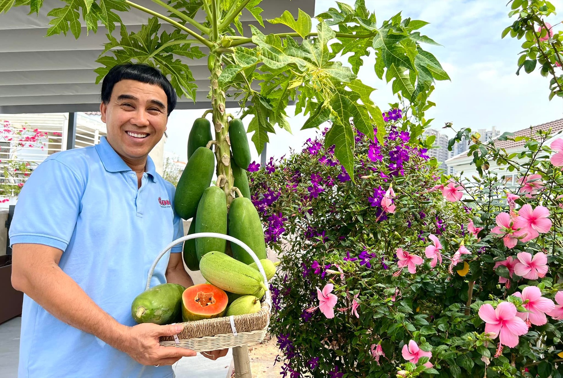 Quyền Linh khoe thành quả thu hoa hồng. Ảnh: Nghệ sĩ cung cấp.