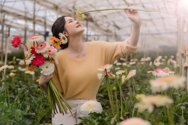 Lý Nhã Kỳ thu hoạch hoa đã nở đẹp.