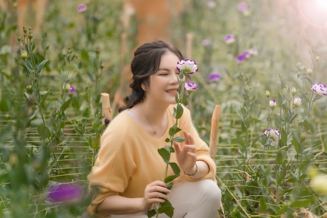 Lý Nhã Kỳ thu hoạch hoa đã nở đẹp.
