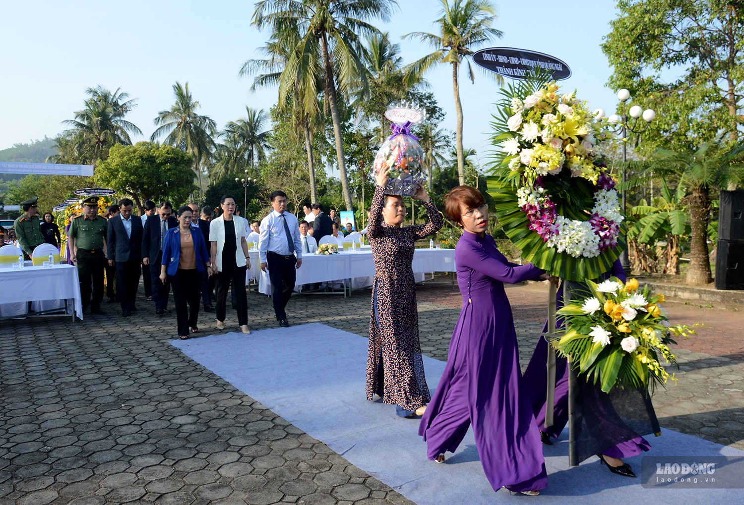 Lãnh đạo tỉnh Quảng Ngãi đến đặt vòng hoa, dâng hương tại Lễ tưởng niệm. Ảnh: Ngọc Viên