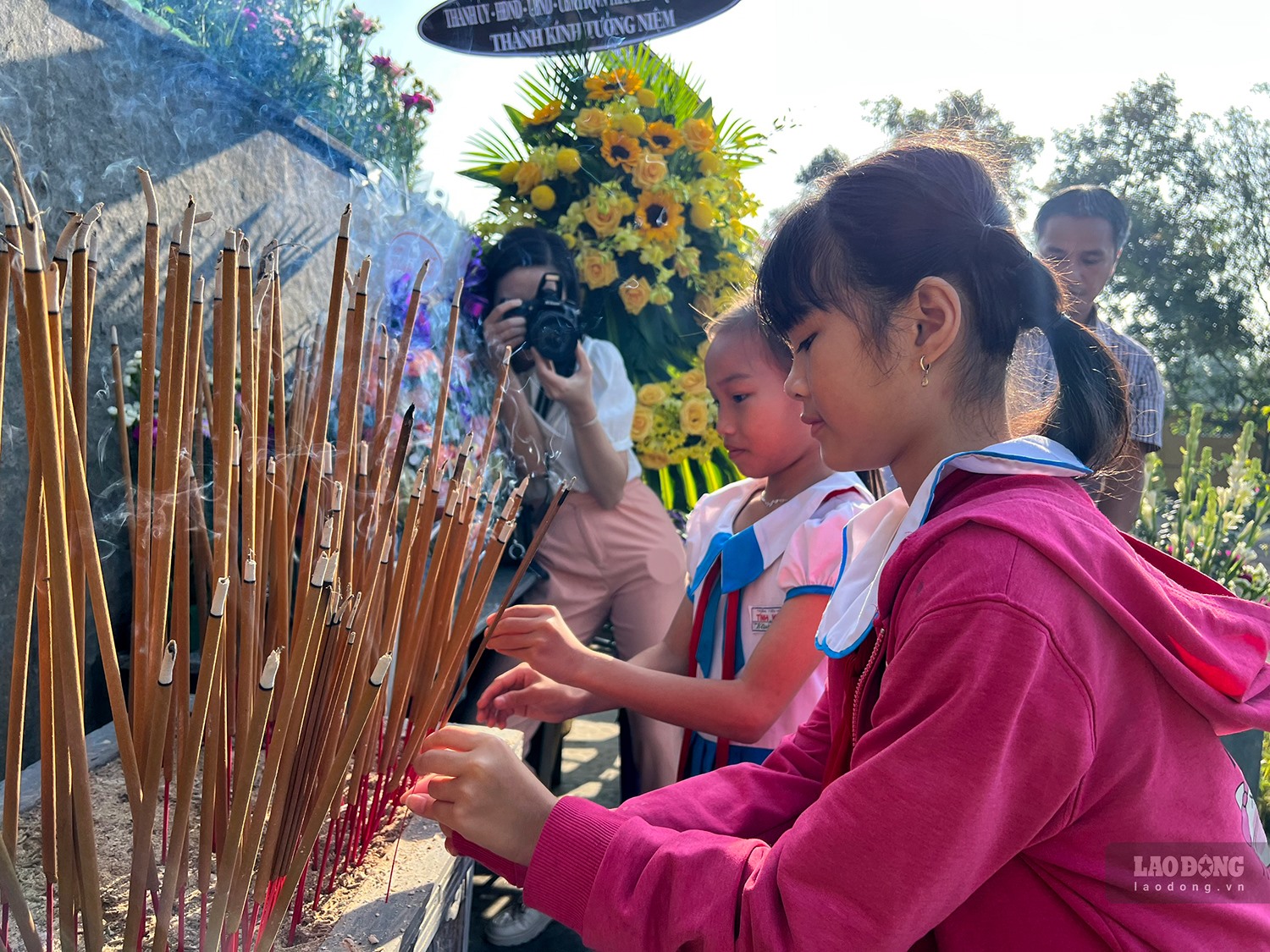 Các em học sinh ở xã Tịnh Khê, TP.Quảng Ngãi đến dâng hương tưởng niệm. Ảnh: Ngọc Viên