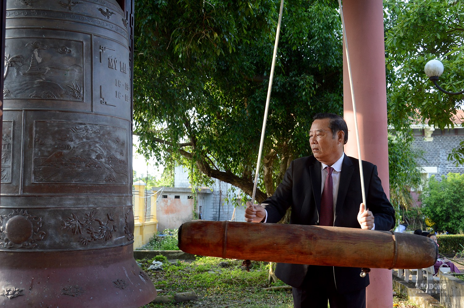 Hồi chuông tưởng niệm được gióng lên tại lễ dâng hương, cầu nguyện cho linh hồn của những thường dân vô tội bị sát hại.Ảnh: Ngọc Viên