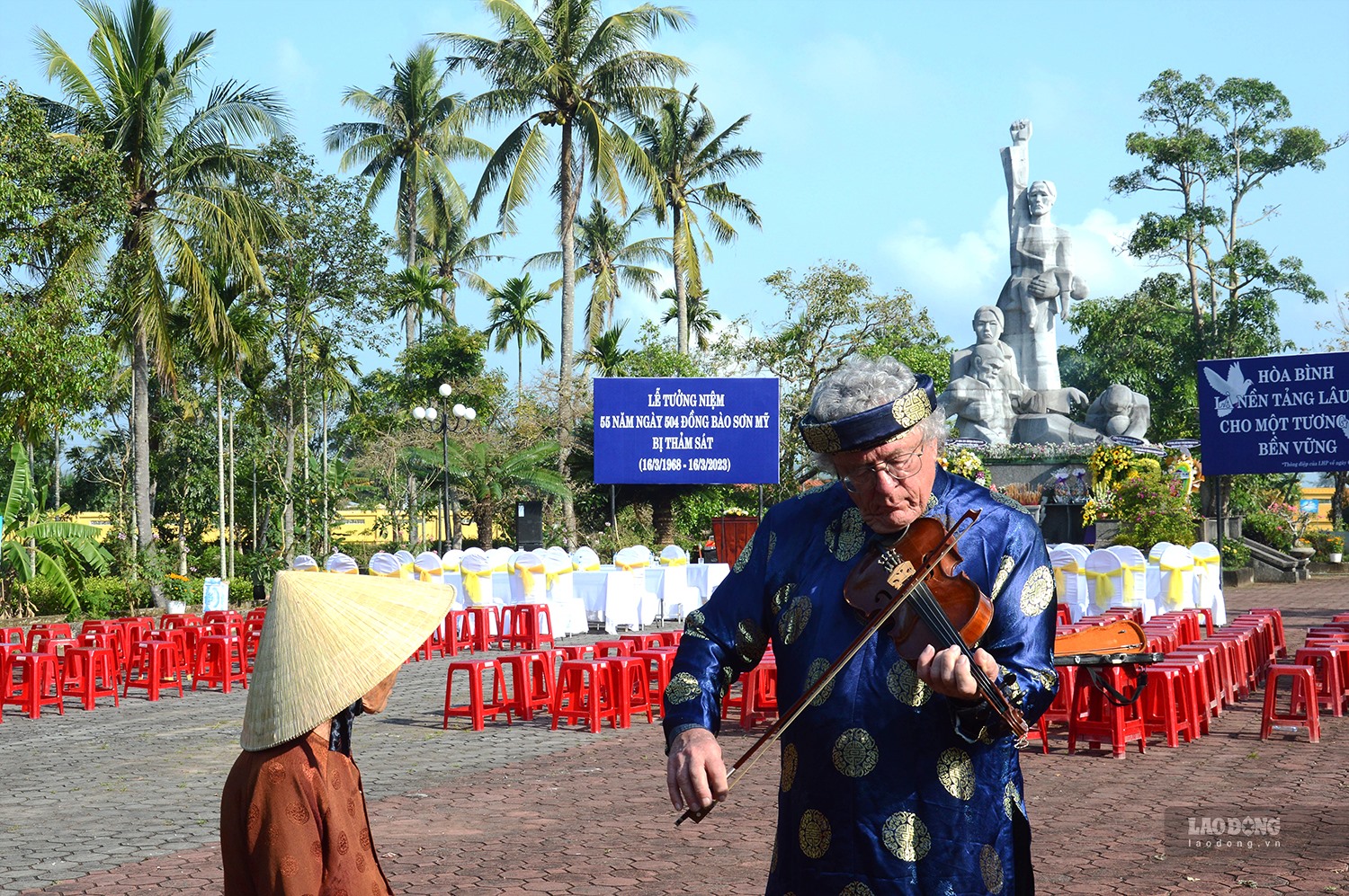 Ông Mike Boehm là cựu binh Mỹ tham chiến ở chiến trường miền Nam Việt Nam. Trong quá trình tham chiến, Mike dần nhận ra sự tàn khốc của cuộc chiến phi nghĩa. Sau một thời gian phục vụ quân đội Mỹ, Mike trở về quê hương và biết đến vụ thảm sát Sơn Mỹ.  Vào ngày tưởng niệm thảm sát Sơn Mỹ, Mike Boehm đến kéo vĩ cầm bản nhạc “Tiếng vĩ cầm ở Mỹ Lai” truyền thông điệp hòa bình, xoa dịu nỗi đau chiến tranh. Ảnh: Ngọc Viên