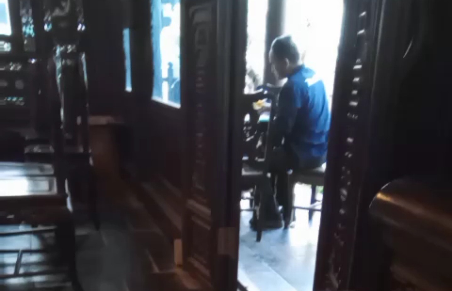 Ảnh cắt từ clip ghi lại cảnh ông Khoa hẹn đương sự ra một quán cà phê tại TP.Thái Bình để trả lại 70 triệu đồng. Ảnh