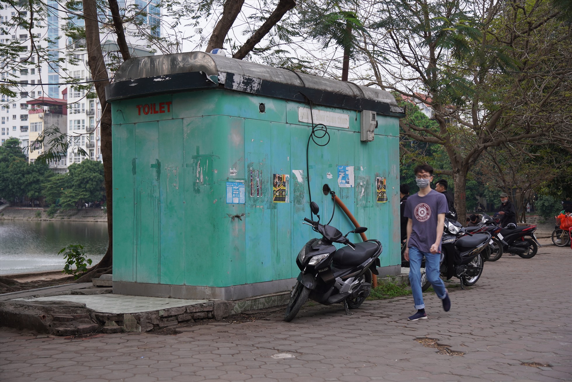 Nhà vệ sinh công cộng ở hồ Xã Đàn. Ảnh: Hữu Chánh