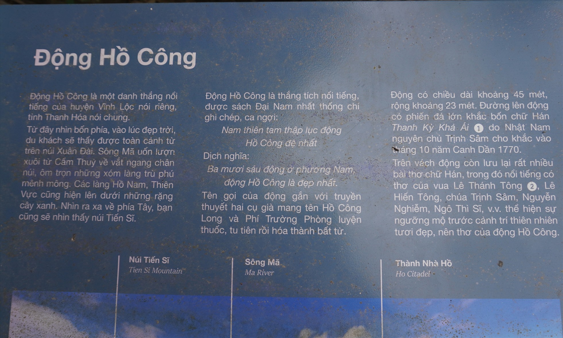 Bảng giới thiệu chi tết về động Hồ Công được đặt ngay trước cửa động. Ảnh: Quách Du