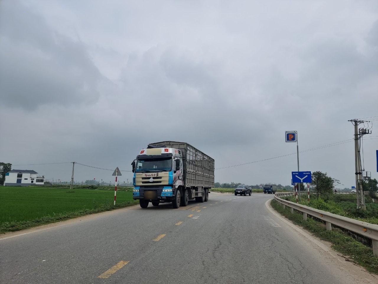 Xe tải lớn chạy trên đường nối với cầu Yên Xuân (Nghệ An) đi sang hướng Hà Tĩnh. Ảnh: Quang Đại