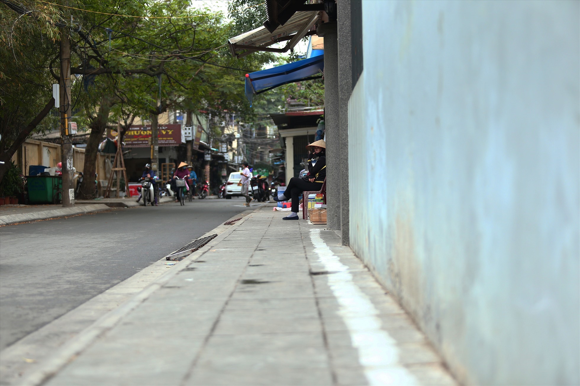 Vạch kẻ sơn dài khoảng 500m để xác định đường dành cho người đi bộ tại ngõ 116 Lương Thế Vinh. Ảnh: Vĩnh Hoàng