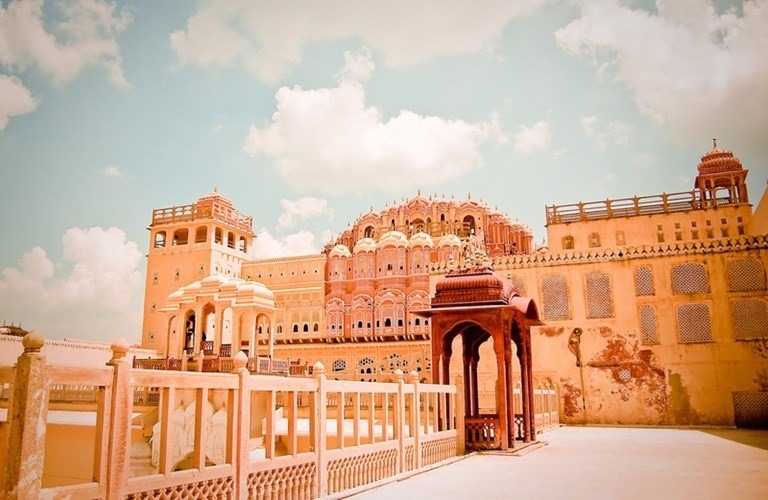 Hawa Mahal được xây dựng vào năm 1798, còn gọi là cung điện của gió với hệ thống các ô cửa sổ nhỏ đón những luồng gió từ ngoài thổi vào nên mát mẻ ngay cả giữa ngày hè nóng nực.