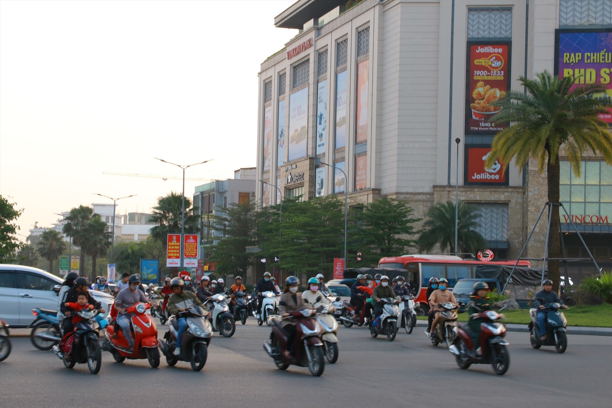 “Khoảng thời gian 3 năm trở lại đây, tôi đã quen với việc chen chúc, vượt lên nhau khi đi qua ngã sáu Hùng Vương, va chạm dẫn đến tranh cãi giữa người tham gia giao thông là việc thường xuyên, không những gây mất thời gian di chuyển mà khiến văn hóa tham gia giao thông trở nên đi xuống”, chị Huyền Trân một người dân địa phương chia sẻ.