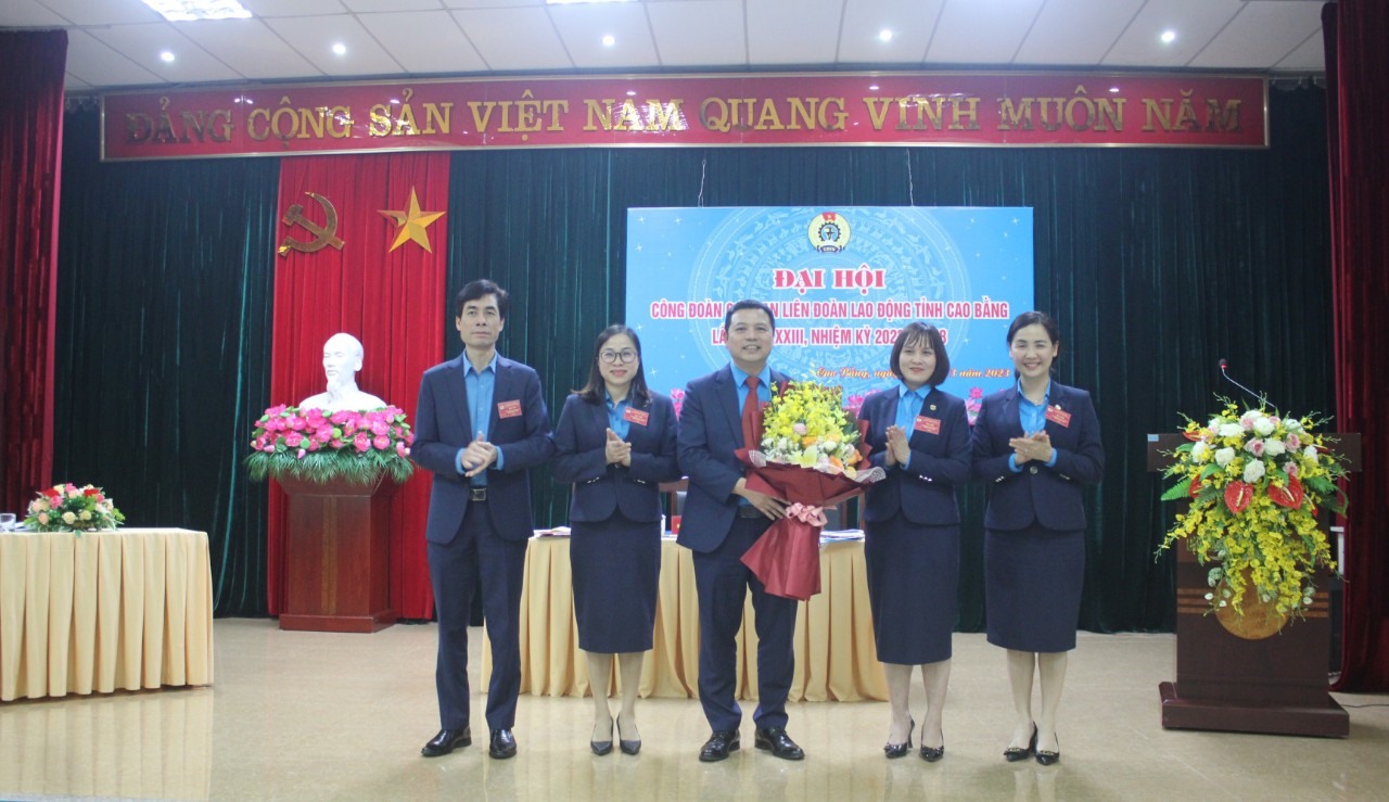 Ban chấp hành Công đoàn LĐLĐ tỉnh khoá 33, nhiệm kỳ 2023-2028 nhận hoa chúc mừng từ lãnh đạo liên đoàn tỉnh Cao Bằng.