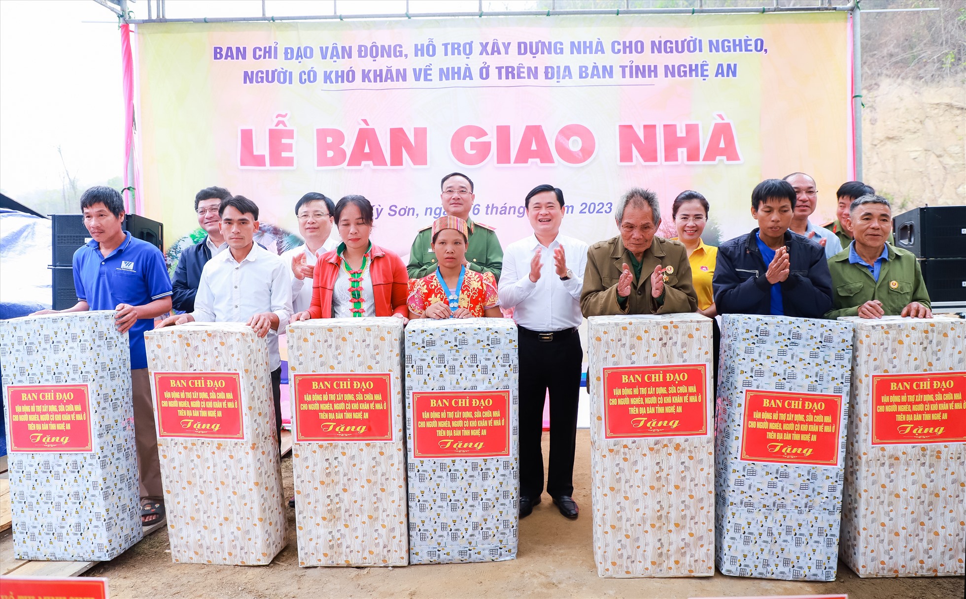 Đoàn công tác tỉnh Nghệ An tặng quà cho các hộ nghèo tại huyện Kỳ Sơn. Ảnh: Hải Đăng