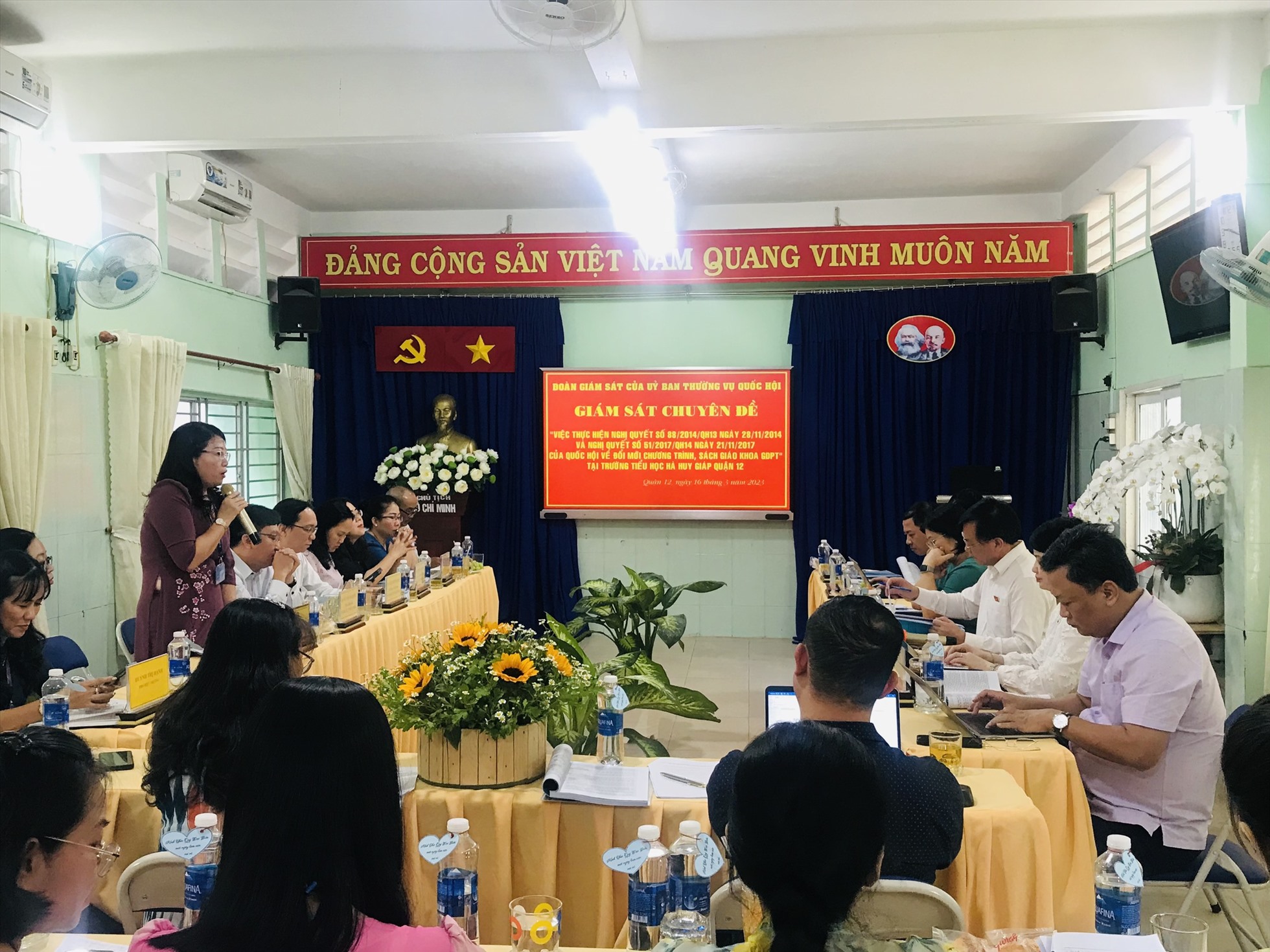 Đoàn giám sát Ủy ban Văn hóa, Giáo dục của Quốc hội do ông Phan Viết Lượng – Phó Chủ nhiệm Ủy ban làm trưởng đoàn đã làm việc tại Trường Tiểu học Hà Huy Giáp vào ngày 16.3. Ảnh: Tuệ Nhi