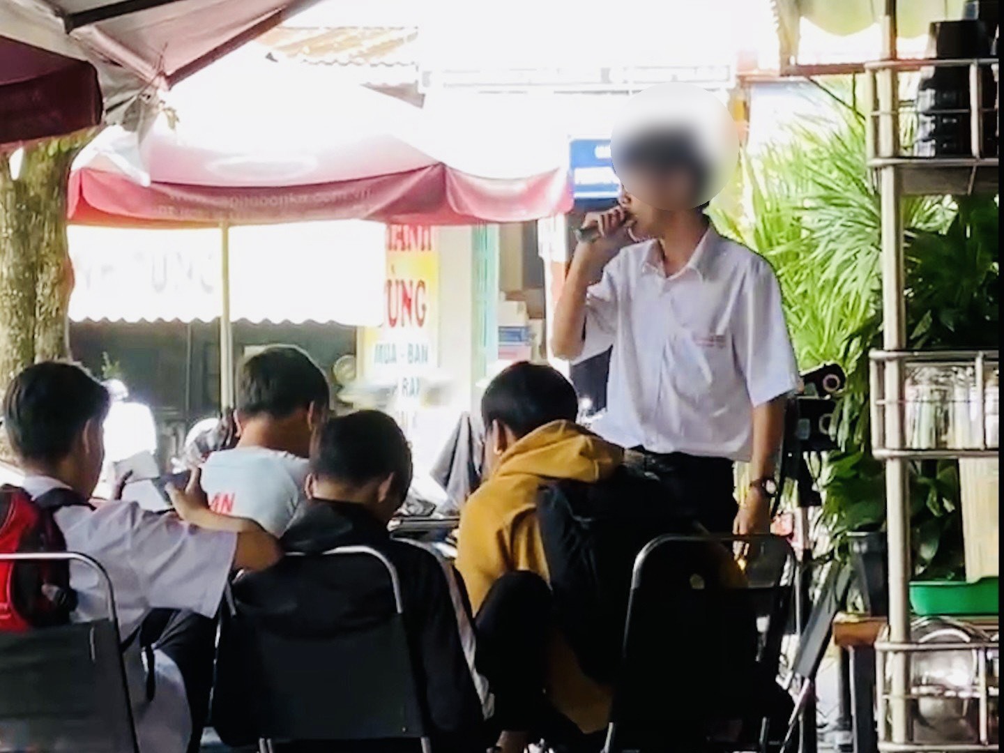 Học sinh Tam Kỳ thản nhiên hút thuốc lá điện tử giữa quán cà phê. Ảnh Hoàng Bin