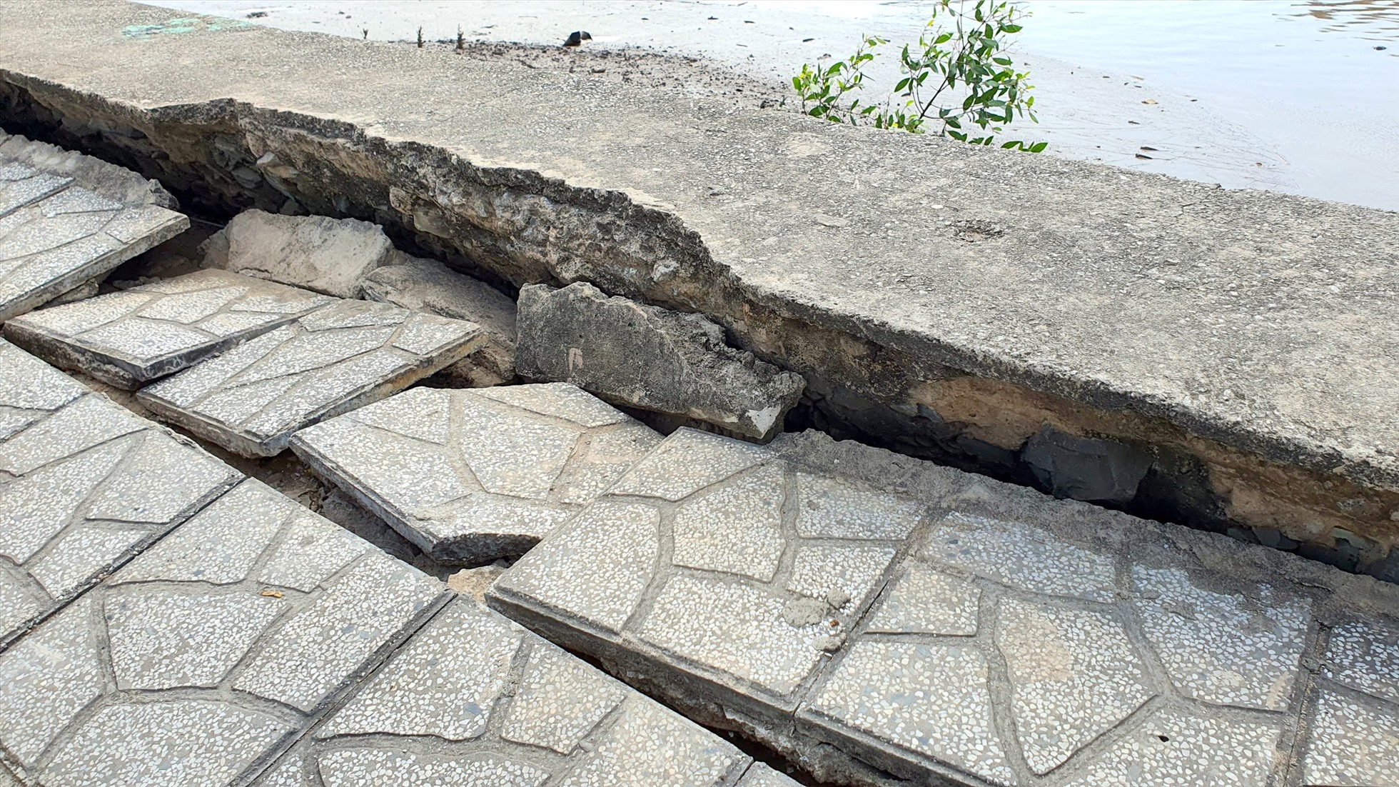 Một đoạn kè sông Bạc Liêu, thành phố Bạc Liêu bị sụp, lún. Ảnh: Nhật Hồ