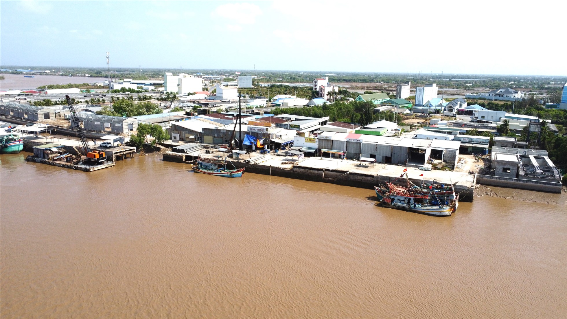 sạt lở tại cảng cá Gành Hào, tỉnh Bạc Liêu làm ảnh hưởng đến tiến độ của dự án. Ảnh: Nhật Hồ