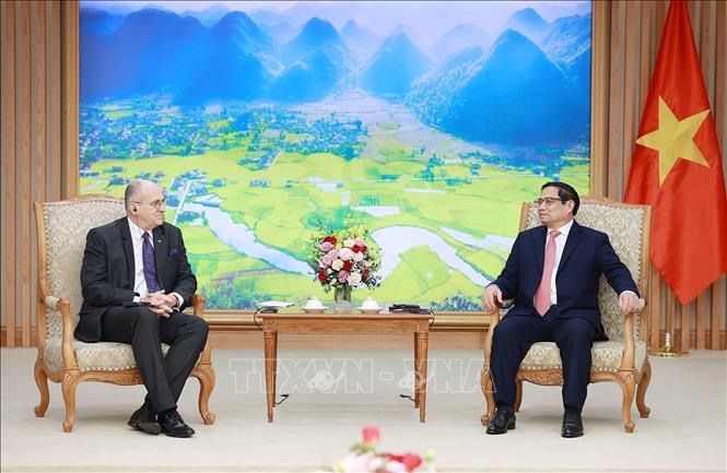 Thủ tướng Chính phủ Phạm Minh Chính hoan nghênh chuyến thăm của Bộ trưởng Ngoại giao Ba Lan Zbigniew Rau. Ảnh: TTXVN