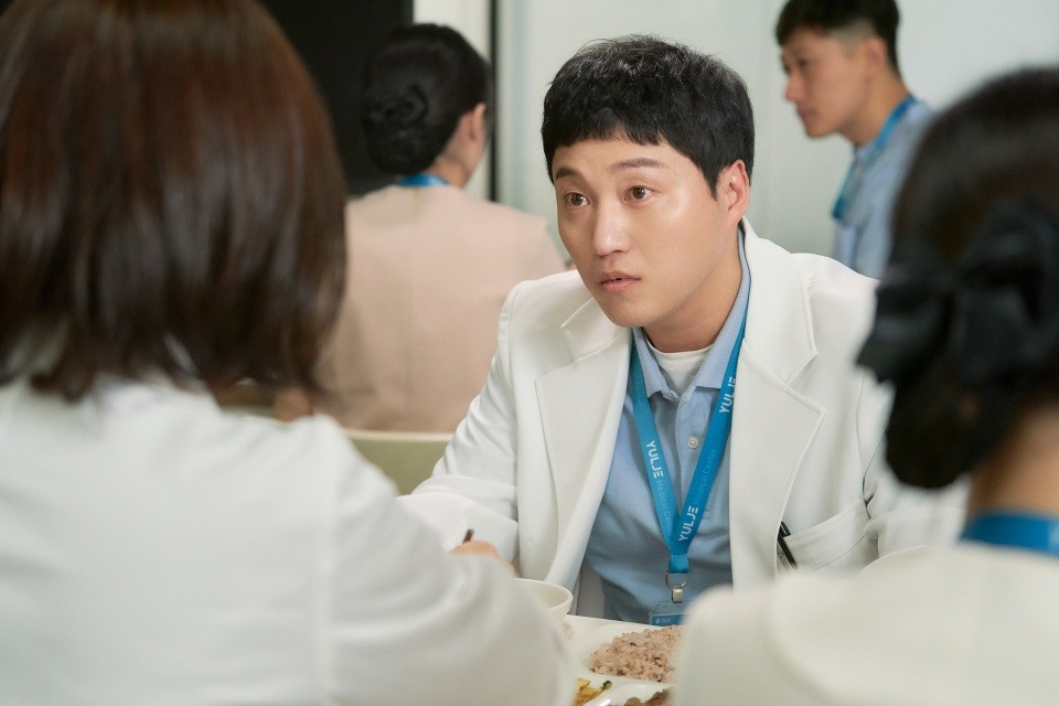 Kim Dae Myung lấy nước đôi mắt người theo dõi truyền hình với vai chưng sĩ sản khoa. Ảnh: Nhà phát triển tvN