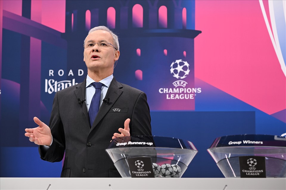 Tổng thư ký UEFA - Giorgio Marchetti trong buổi lễ bốc thăm vòng 16 đội Champions League. Ảnh: AFP