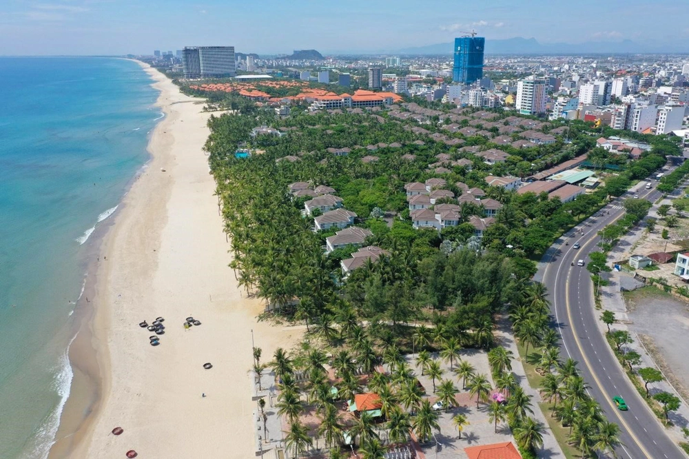 Ông Cao Trí Dũng, Chủ tịch Hiệp hội Du lịch Đà Nẵng dự kiến bắt đầu từ mùa hè này, lượng khách Trung Quốc sẽ đến Đà Nẵng với khoảng 200.000 – 300.000 lượt khách trong năm nay.