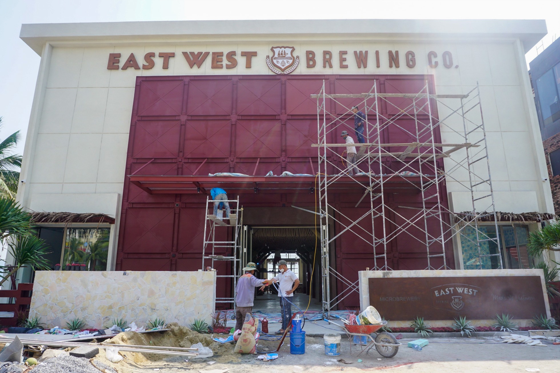 Nhà hàng East West Brewing trên đường Võ Nguyên Giáp (quận Sơn Trà) đang sửa chữa, thay mới phần phía trước của nhà hàng.
