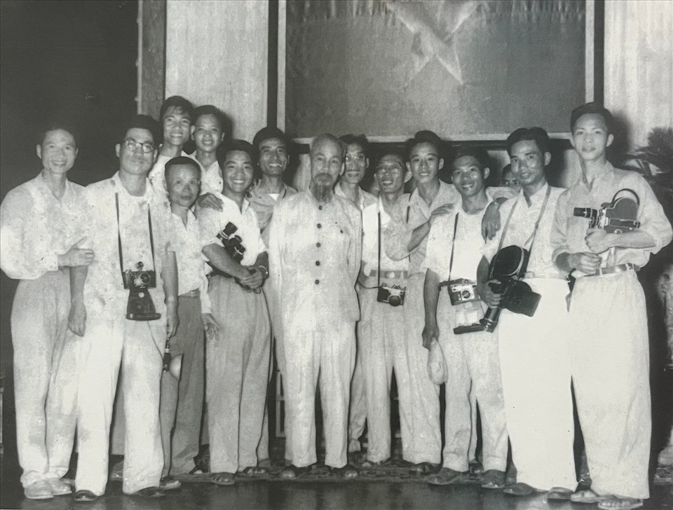 Chủ tịch Hồ Chí Minh với các đạo diễn, quay phim, diễn viên.... tại Xưởng phim Hà Nội - Hãng phim truyện Việt Nam năm 1963. Ảnh: Hãng phim truyện Việt Nam
