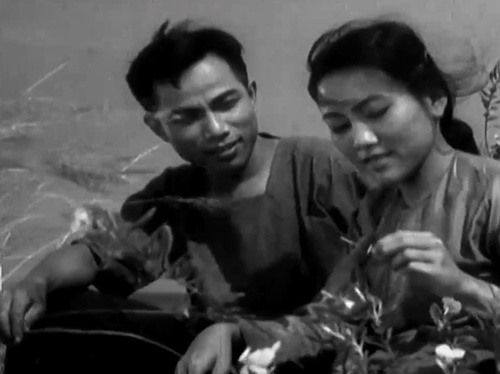 “Chung một dòng sông” là bộ phim đầu tiên của hãng được thực hiện bởi 2 đạo diễn Nguyễn Hồng Nghi và Phạm Hiếu Dân năm 1959. Đây là bộ phim đặt nền móng cho phim truyện Cách mạng đi đúng hướng và phát triển hưng thịnh sau này. Ảnh: Hãng phim truyện Việt Nam