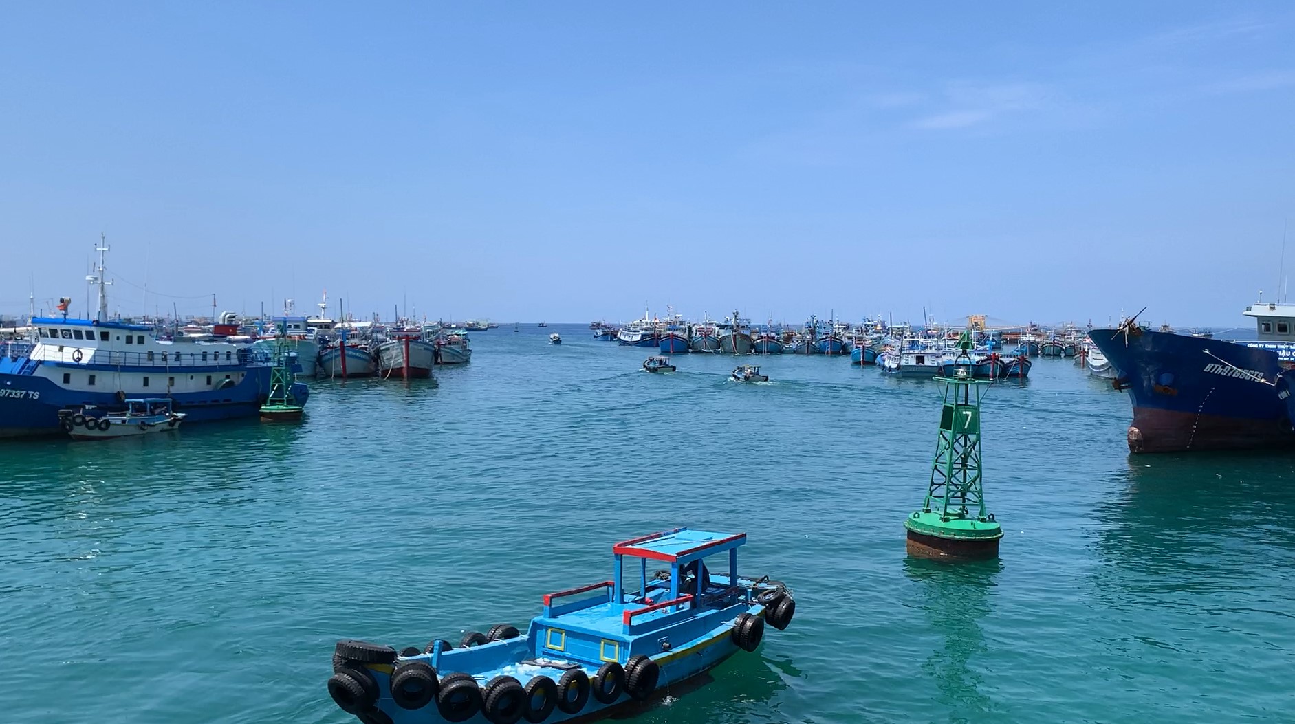 Tàu cá neo đậu tại cảng Phú Quý. Ảnh: Duy Tuấn