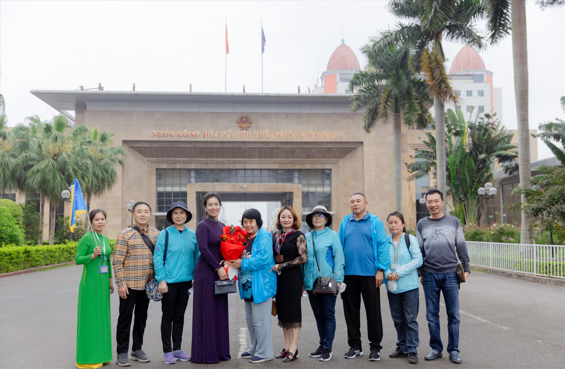 Đại diện Hiệp hội doanh nghiệp thành phố Móng Cái tặng hoa các đoàn khách du lịch Trung Quốc. Ảnh: Phòng Văn hóa thông tin TP Móng Cái