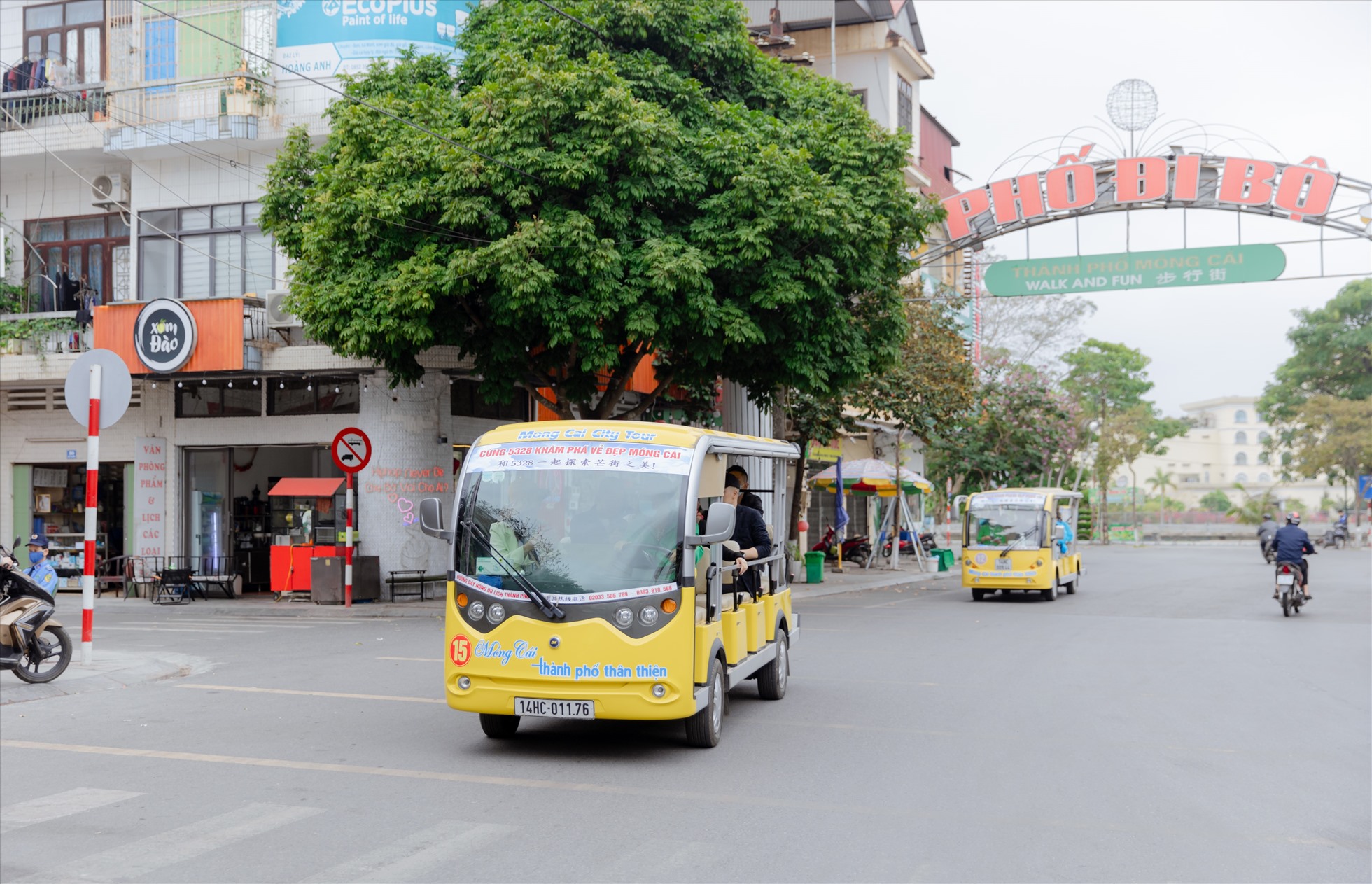 Khách du lịch sẽ di chuyển bằng xe ô tô điện  khám phá thành phố Móng Cái. Ảnh: Phòng Văn hóa thông tin TP Móng Cái