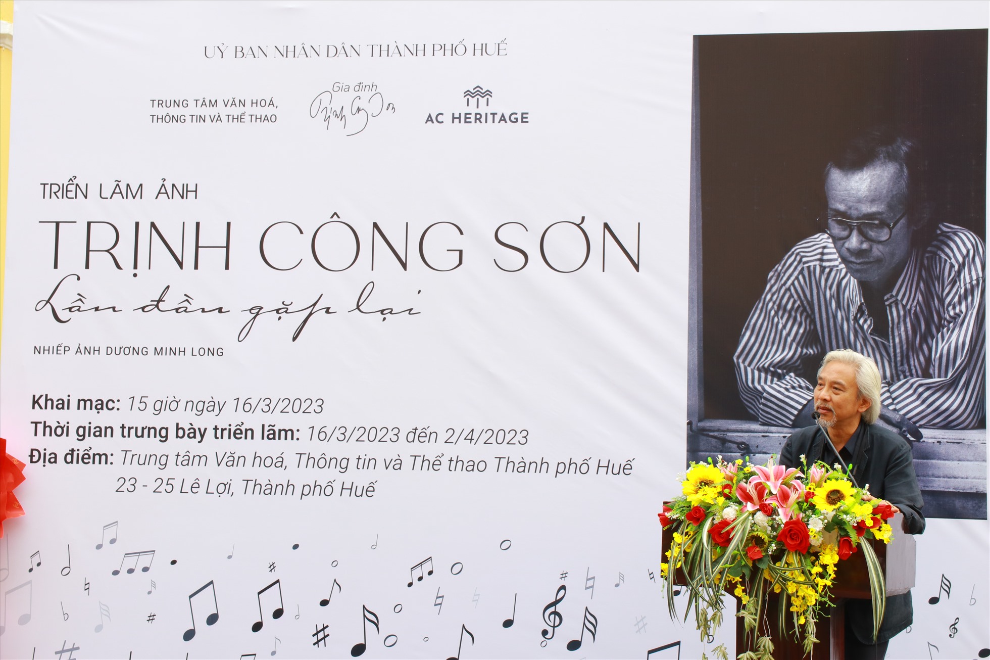 Với hơn 9000 bức ảnh mà Nhiếp ảnh gia Dương Minh Long chụp được trong suốt 11 năm gắn bó với cố nhạc sĩ Trịnh Công Sơn, trong đó có 35 khoảnh khắc mà ông Dương Minh Long đã lựa chọn để lần đầu tiên đem kỉ vật trở về Huế trưng bày.