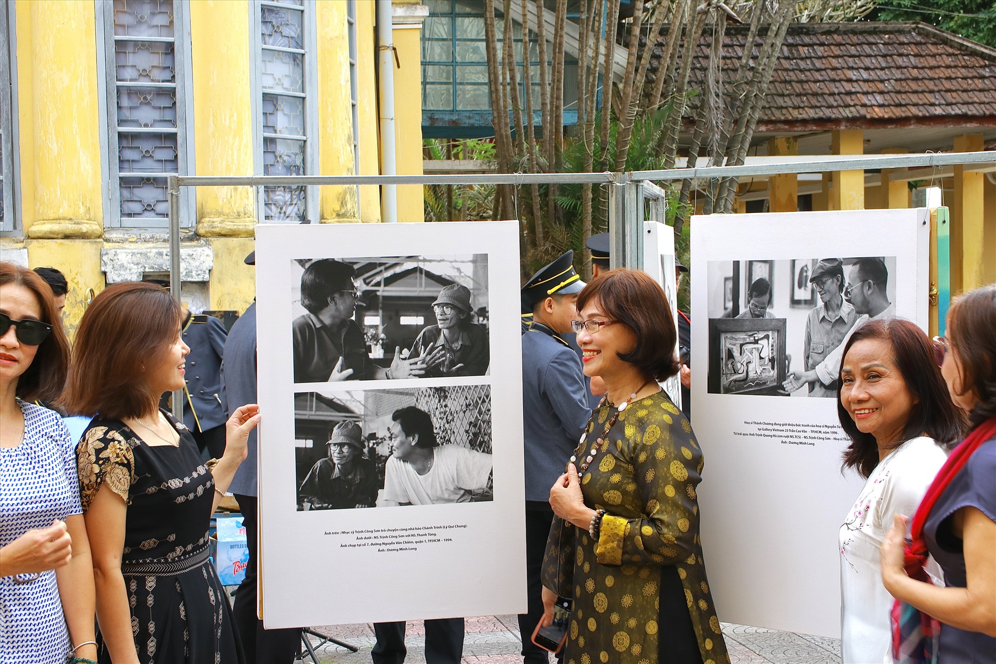 : Với hơn 9000 bức ảnh mà Nhiếp ảnh gia Dương Minh Long chụp được trong suốt 11 năm gắn bó với cố nhạc sĩ Trịnh Công Sơn, trong đó có 35 khoảnh khắc mà ông Dương Minh Long đã lựa chọn để lần đầu tiên đem kỉ vật trở về Huế trưng bày.