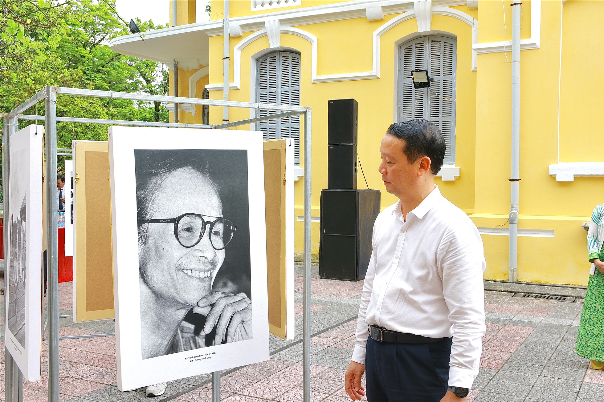 Ông Phan Thiên Định - Bí thư Thành ủy Huế chiêm ngưỡng chân dung của cố nhạc sĩ Trịnh Công Sơn qua bức hình đen trắng được chụp tại Huế vào tháng 6 năm 1995.