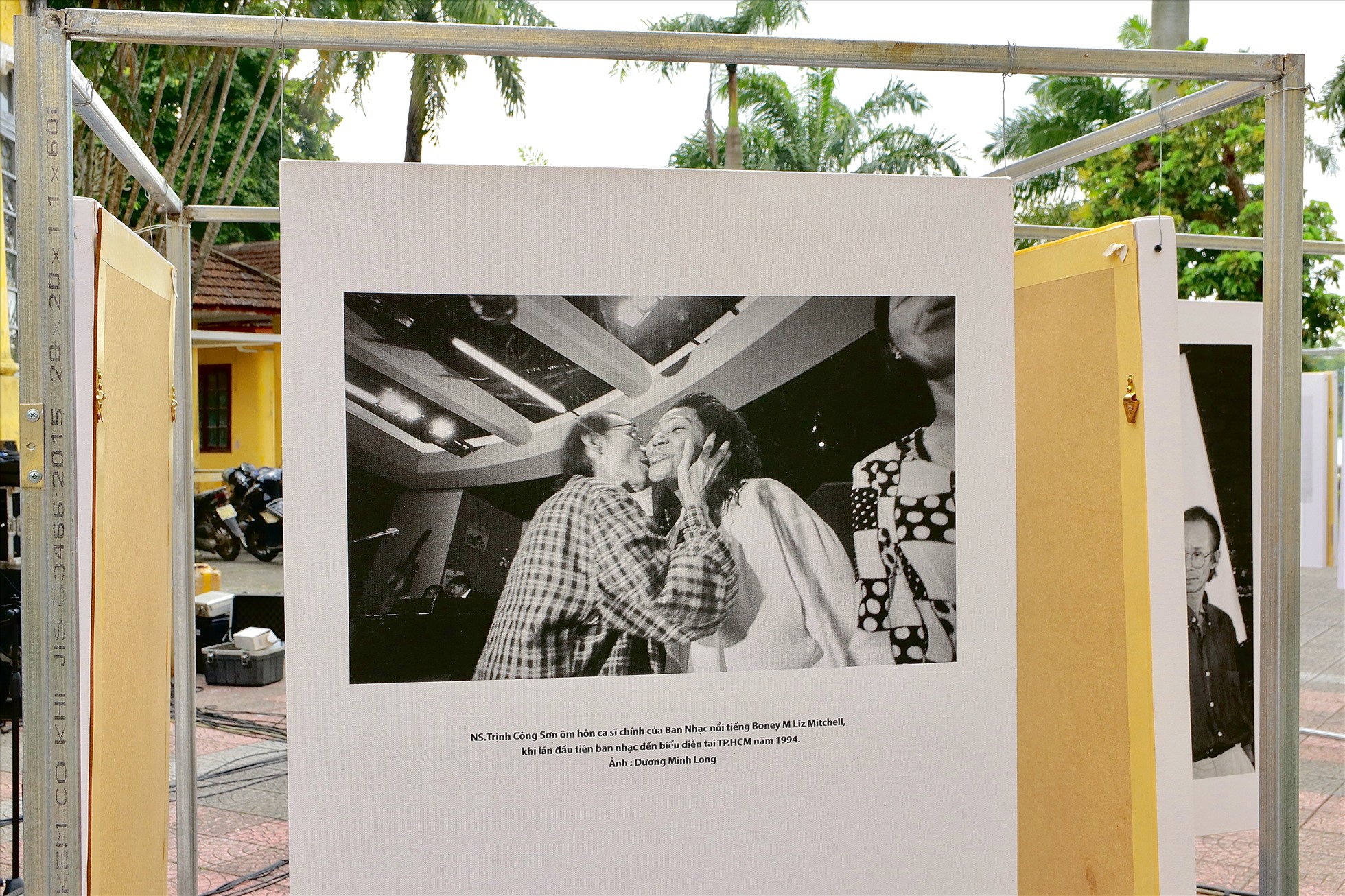 Khoảnh khắc đẹp NS. Trịnh Công Sơn ôm hôn ca sĩ chính của Ban nhạc nổi tiếng Boney M Liz Mitchell, khi lần đầu tiên ban nhạc này đến biểu diễn tại TP. Hồ Chí Minh năm 1994.