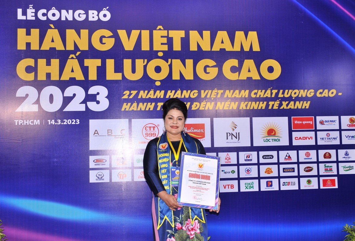 Bà Nguyễn Thu Thủy - Phó giám đốc Đối ngoại, nhận chứng nhận Hàng Việt Nam chất lượng cao 2023. Ảnh: Vedan